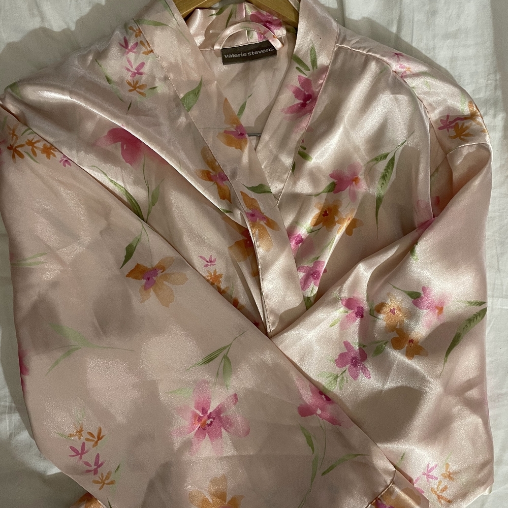 I'm selling a robe and a nightgown